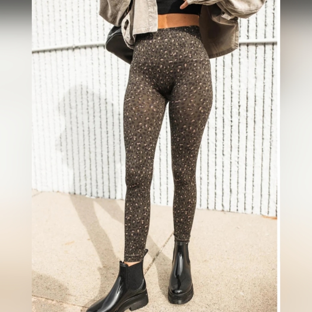 NEW WITH TAGS Look at Me Now Seamless Leggings Olive Leopard Size LARGE